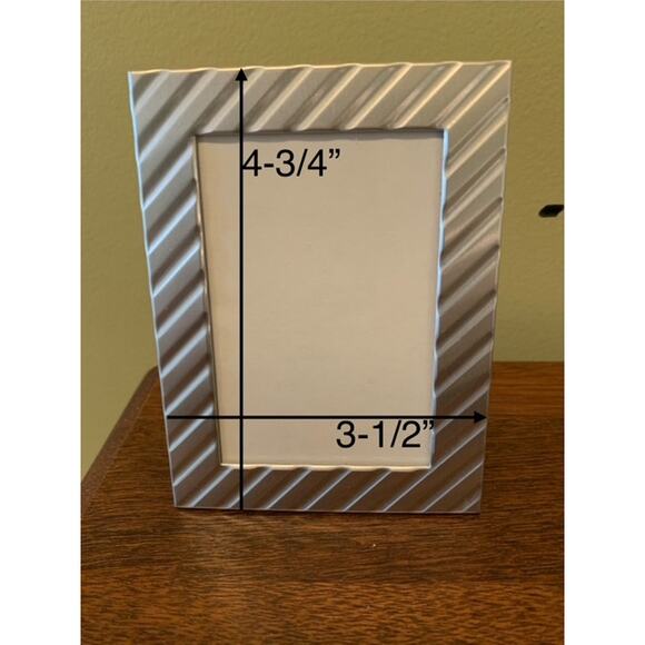 Four (4) Tabletop Picture Frames - Small sizes - Picture 5 of 6